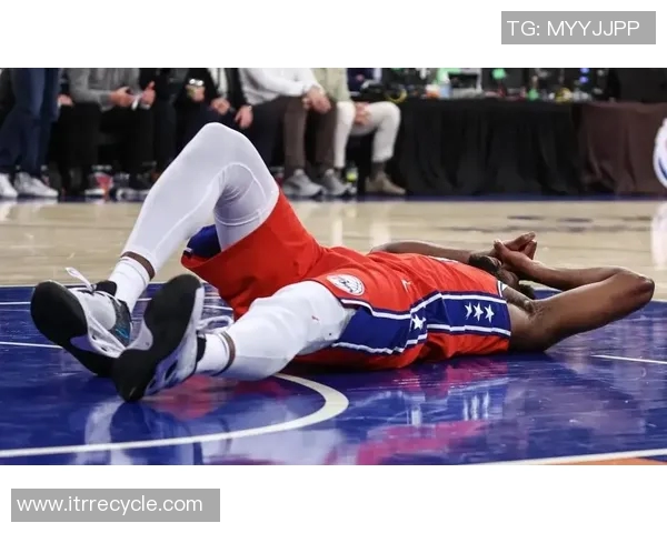 足球明星丹尼斯精彩瞬间高清图片分享及个人成就回顾